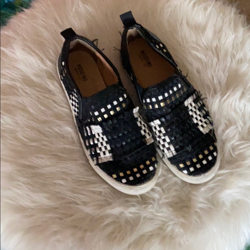 Shoes - Picture 2 of 4